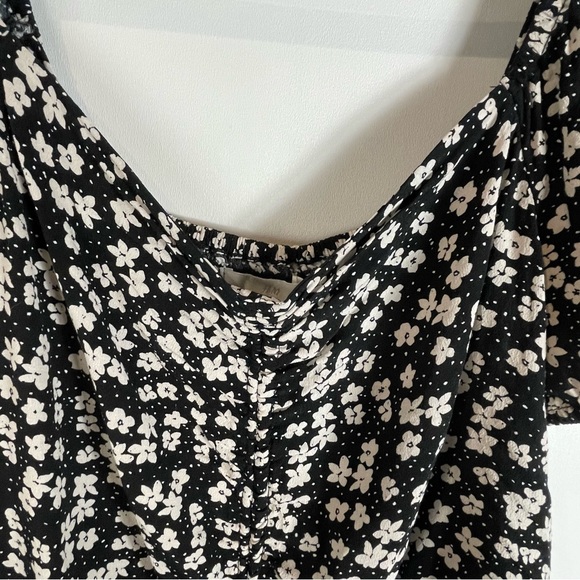 H & M Black And White Floral Smocked Crop Top Size Large - Picture 2 of 9